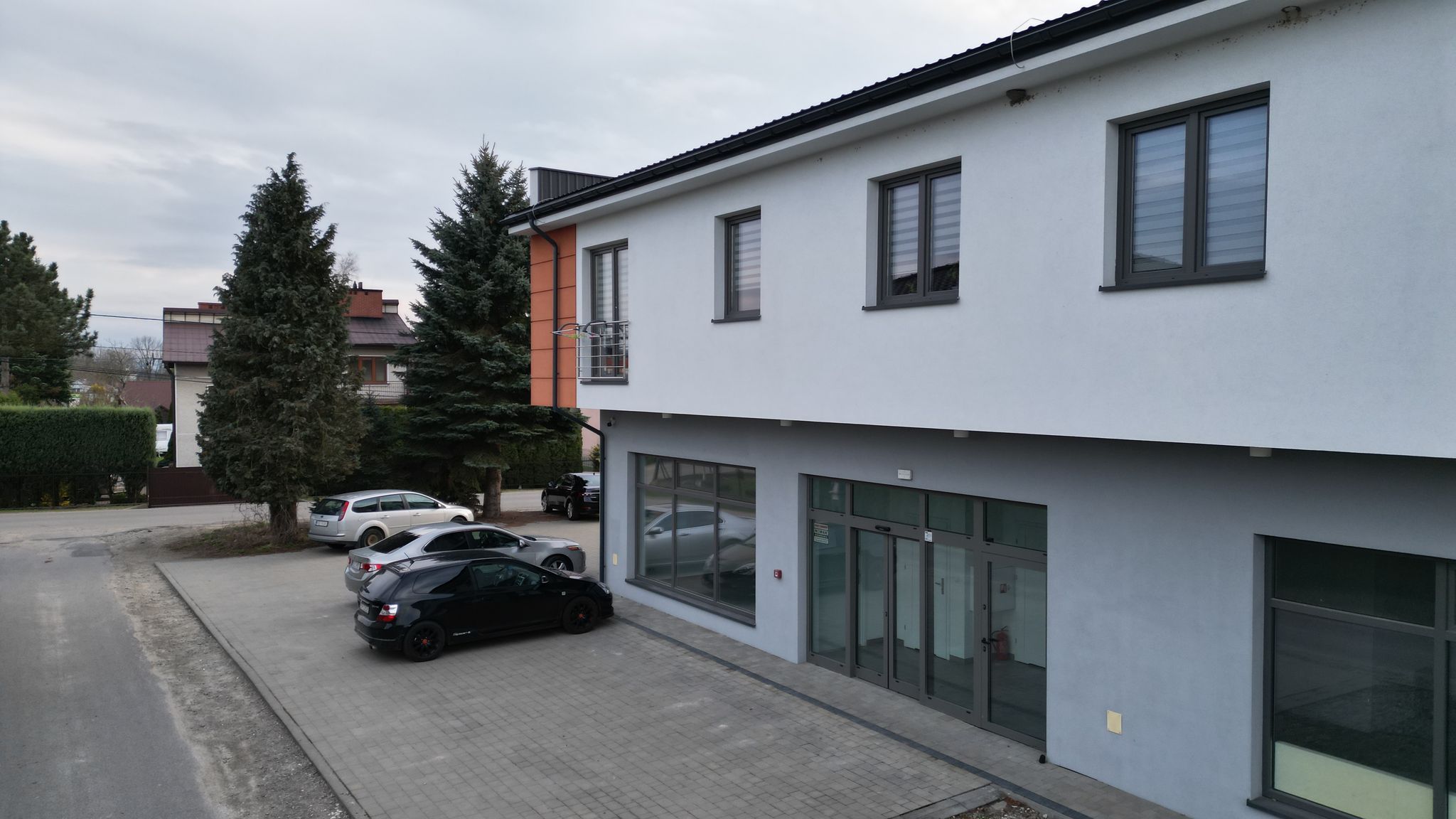 Nowoczesny budynek komercyjny do wynajęcia – Brzostek