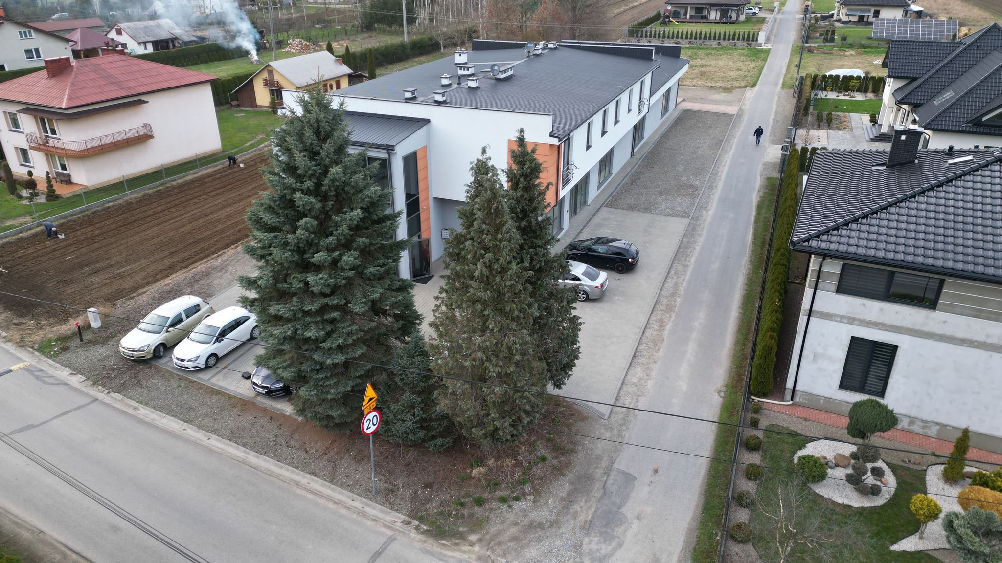 Nowoczesny budynek komercyjny do wynajęcia – Brzostek